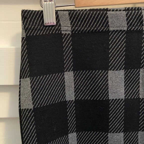 Le Chateau stretchy pencil skirt - Picture 3 of 10